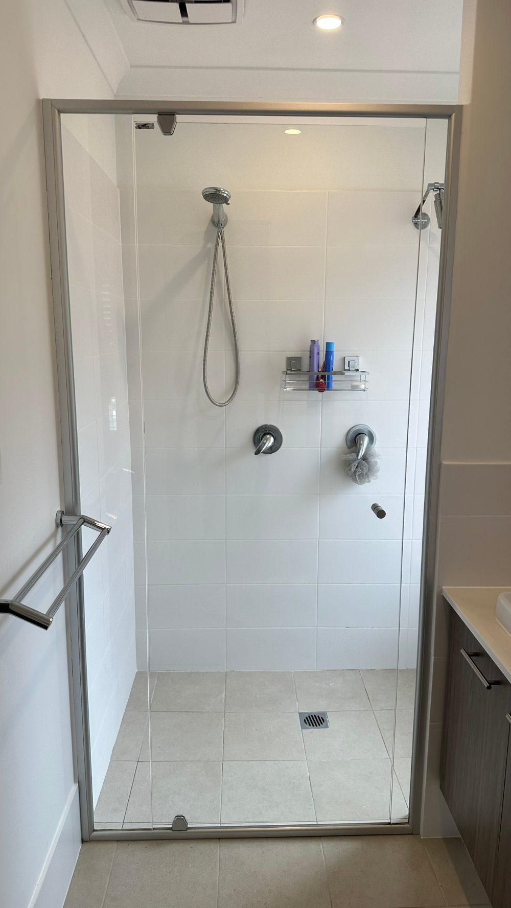 The same shower screen crystal clear after cleaning and hydrophobic coating